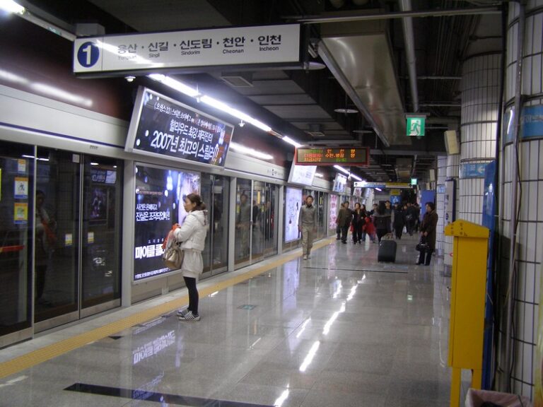 By en:User:Marcopolis - en:file:Seoulsub027.jpg, Public Domain, https://commons.wikimedia.org/w/index.php?curid=12434583