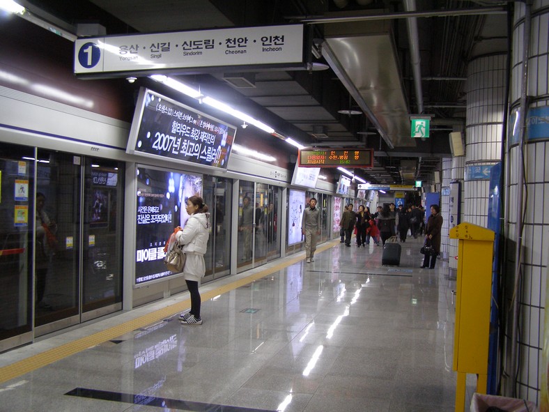 By en:User:Marcopolis - en:file:Seoulsub027.jpg, Public Domain, https://commons.wikimedia.org/w/index.php?curid=12434583