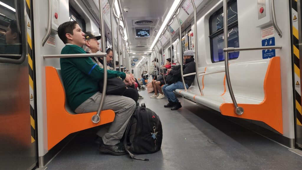El Metro de la Ciudad de México comparte con los grandes sistemas de transporte del mundo el reto permanente de movilizar a millones de pasajeros y modernizar su infraestructura