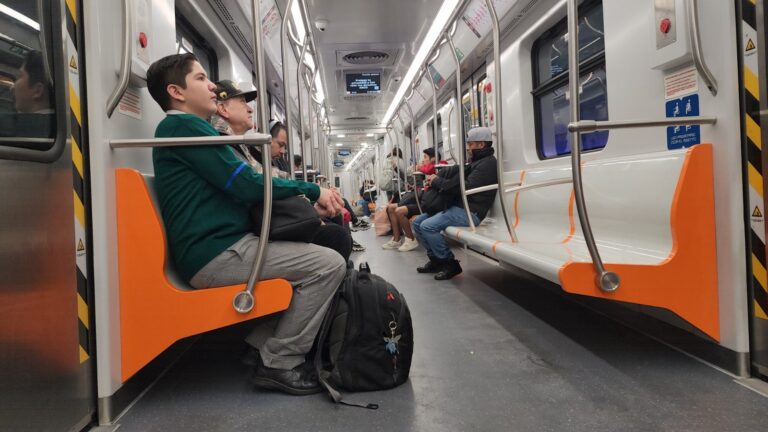 El Metro de la Ciudad de México comparte con los grandes sistemas de transporte del mundo el reto permanente de movilizar a millones de pasajeros y modernizar su infraestructura
