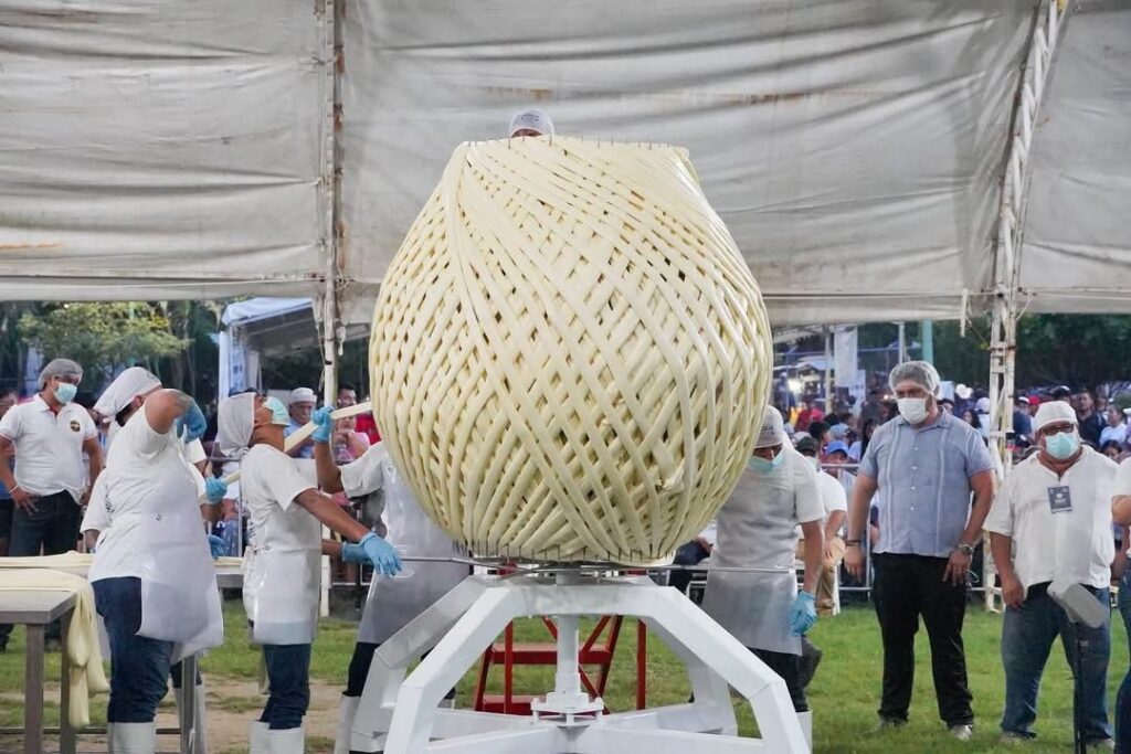 Chiapas logra la bola de queso más grande del mundo