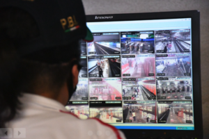 Una integrante de la Policía capitalina supervisa las imágenes de las cámaras de videovigilancia desde el Centro de Monitoreo del Metro CDMX.