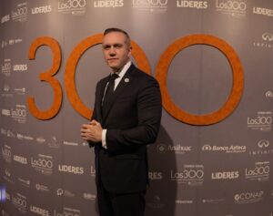 adrian rubalcava en reunion de los 300 lideres