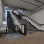 destino fnal o el metro, tenis se atora en escaleras