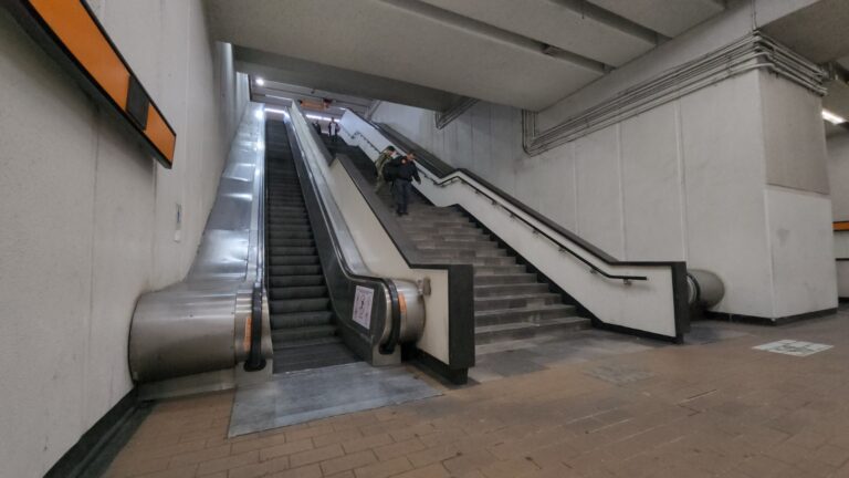 destino fnal o el metro, tenis se atora en escaleras