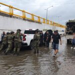 Se activa el Plan Marina en su Fase de Auxilio en el estado de Guerrero, ante la presencia del huracán “Simon“ Ciudad de México. – La Secretaría de Marina, a través de la Armada de México, informa que se activó el Plan Marina en su Fase de Auxilio en el estado de Guerrero ante la presencia del huracán “Simón” categoría uno, con el fin de auxiliar a la población civil que lo requiera; asimismo se mantiene activo el Plan Marina en su Fase de Prevención en los estados de Nayarit, Jalisco, Colima y Michoacán. Citado fenómeno meteorológico se localiza a aproximadamente 190 millas náuticas (352 kilómetros) al sur de Manzanillo, Colima y a 280 millas náuticas (518 kilómetros) al sur-sureste de Cabo Corrientes, Jalisco, ocasionando viento fuerte y oleaje elevado en las costas del Pacífico. De acuerdo con los análisis y pronósticos recientes, mantienen una trayectoria al noreste, desplazándose a costas de la región centro-occidental, por lo cual se prevé que en las próximas seis a 12 horas se intensifique a huracán categoría tres. En este contexto, la Octava Región Naval, en Acapulco, Guerrero, desplegó personal naval de la Brigada de Respuesta a Emergencias (BRE), a las zonas afectadas por las fuertes lluvias; asimismo, personal de Infantería de Marina realiza recorridos de patrulla y vigilancia para proporcionar seguridad y brindar apoyo a la población. De igual manera, los Mandos Navales en los estados de Nayarit, Jalisco, Colima y Michoacán se mantienen en Fase de Prevención, con monitoreo permanente de las condiciones meteorológicas, a fin de implementar oportunamente las acciones preventivas correspondientes. A través del Sector Naval de Boca de Chila, en Nayarit, se intensifican las acciones de prevención, en coordinación con las autoridades de la Comisión Nacional del Agua (Conagua) y de Protección Civil de los tres órdenes de gobierno, manteniendo activo el Plan Marina en su Fase de Prevención mediante el despliegue de personal, vehículos, equipo y recursos necesarios para brindar apoyo a la población, para atender de manera oportuna cualquier situación de emergencia que pudiera presentarse. En la Décima Segunda Zona Naval, con sede en Puerto Vallarta, Jalisco, se convocó a reuniones del comité municipal de Protección Civil con capitanías de puerto regional de Puerto Vallarta, Jalisco, Nuevo Vallarta y la Cruz de Huanacaxtle, Nayarit, así como autoridades municipales de los tres órdenes de gobierno, con el fin de tomar acciones preventivas ante la situación meteorológica. Por su parte, la Sexta Región Naval con sede en Manzanillo, Colima, llevó a cabo una reunión con el Comité técnico en seguimiento a las acciones por “Simón”, integrado por representantes de las autoridades que comprenden los tres órdenes de gobierno y personal de la Sexta Región Naval, Fuerza Naval del Pacífico, Décima Cuarta Zona Naval, Administración del Sistema Portuario (ASIPONA) de Manzanillo y Capitanía de Puerto Regional en Manzanillo. De igual forma se alertó la Brigada de Reacción ante Emergencias (BRE), para lo cual se cuenta, en el estado de Colima, con 3 mil 400 elementos para brindar auxilio a la población; 74 vehículos, incluyendo dos cocinetas, una planta potabilizadora y una pipa; así como embarcaciones y equipo especializado; los cuales estarán desplegados en los puntos de afectaciones determinados por Protección Civil. La Décima Sexta Zona Naval, en Lázaro Cárdenas, Michoacán, llevó a cabo la Segunda Sesión Ordinaria del Comité Municipal de Protección Civil de Lázaro Cárdenas, con la participación de autoridades de los tres órdenes de gobierno y organismos involucrados en la atención de emergencias, en la cual se determinó la implementación del Puesto de Comando de Incidentes prevalecientes; con el fin garantizar una pronta respuesta interinstitucional ante posibles afectaciones, mantiene en estado de alistamiento a personal perteneciente a la Brigada de Respuesta a Emergencias (BRE), así como vehículos, unidades de superficie, equipo especializado y herramientas, para ser desplegados de manera inmediata en apoyo a la población civil, en caso de ser necesario. De igual manera, la Secretaría de Marina, como Autoridad Marítima Nacional, comunica el cierre a la navegación a embarcaciones menores en los puertos de: Jalisco, Colima, Michoacán y Guerrero; asimismo, a embarcaciones mayores en el estado de Michoacán Se le recomienda a la ciudadanía mantenerse informada sobre la evolución de las condiciones meteorológicas a través de los avisos y boletines emitidos por las autoridades competentes, así como atender oportunamente las recomendaciones y medidas preventivas que determinen las instancias de los tres órdenes de gobierno. Para atención de emergencias en la mar, la Secretaría de Marina pone a disposición de la población el número telefónico 800 627 4621 (800 MARINA1). Con estas acciones, la Secretaría de Marina, a través de la Armada de México, reafirma su compromiso de proteger a la población mexicana y brindar apoyo oportuno y eficaz ante situaciones de emergencia derivadas de fenómenos hidrometeorológicos.