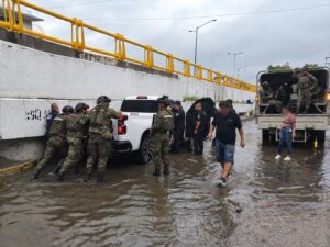 Se activa el Plan Marina en su Fase de Auxilio en el estado de Guerrero, ante la presencia del huracán “Simon“ Ciudad de México. – La Secretaría de Marina, a través de la Armada de México, informa que se activó el Plan Marina en su Fase de Auxilio en el estado de Guerrero ante la presencia del huracán “Simón” categoría uno, con el fin de auxiliar a la población civil que lo requiera; asimismo se mantiene activo el Plan Marina en su Fase de Prevención en los estados de Nayarit, Jalisco, Colima y Michoacán. Citado fenómeno meteorológico se localiza a aproximadamente 190 millas náuticas (352 kilómetros) al sur de Manzanillo, Colima y a 280 millas náuticas (518 kilómetros) al sur-sureste de Cabo Corrientes, Jalisco, ocasionando viento fuerte y oleaje elevado en las costas del Pacífico. De acuerdo con los análisis y pronósticos recientes, mantienen una trayectoria al noreste, desplazándose a costas de la región centro-occidental, por lo cual se prevé que en las próximas seis a 12 horas se intensifique a huracán categoría tres. En este contexto, la Octava Región Naval, en Acapulco, Guerrero, desplegó personal naval de la Brigada de Respuesta a Emergencias (BRE), a las zonas afectadas por las fuertes lluvias; asimismo, personal de Infantería de Marina realiza recorridos de patrulla y vigilancia para proporcionar seguridad y brindar apoyo a la población. De igual manera, los Mandos Navales en los estados de Nayarit, Jalisco, Colima y Michoacán se mantienen en Fase de Prevención, con monitoreo permanente de las condiciones meteorológicas, a fin de implementar oportunamente las acciones preventivas correspondientes. A través del Sector Naval de Boca de Chila, en Nayarit, se intensifican las acciones de prevención, en coordinación con las autoridades de la Comisión Nacional del Agua (Conagua) y de Protección Civil de los tres órdenes de gobierno, manteniendo activo el Plan Marina en su Fase de Prevención mediante el despliegue de personal, vehículos, equipo y recursos necesarios para brindar apoyo a la población, para atender de manera oportuna cualquier situación de emergencia que pudiera presentarse. En la Décima Segunda Zona Naval, con sede en Puerto Vallarta, Jalisco, se convocó a reuniones del comité municipal de Protección Civil con capitanías de puerto regional de Puerto Vallarta, Jalisco, Nuevo Vallarta y la Cruz de Huanacaxtle, Nayarit, así como autoridades municipales de los tres órdenes de gobierno, con el fin de tomar acciones preventivas ante la situación meteorológica. Por su parte, la Sexta Región Naval con sede en Manzanillo, Colima, llevó a cabo una reunión con el Comité técnico en seguimiento a las acciones por “Simón”, integrado por representantes de las autoridades que comprenden los tres órdenes de gobierno y personal de la Sexta Región Naval, Fuerza Naval del Pacífico, Décima Cuarta Zona Naval, Administración del Sistema Portuario (ASIPONA) de Manzanillo y Capitanía de Puerto Regional en Manzanillo. De igual forma se alertó la Brigada de Reacción ante Emergencias (BRE), para lo cual se cuenta, en el estado de Colima, con 3 mil 400 elementos para brindar auxilio a la población; 74 vehículos, incluyendo dos cocinetas, una planta potabilizadora y una pipa; así como embarcaciones y equipo especializado; los cuales estarán desplegados en los puntos de afectaciones determinados por Protección Civil. La Décima Sexta Zona Naval, en Lázaro Cárdenas, Michoacán, llevó a cabo la Segunda Sesión Ordinaria del Comité Municipal de Protección Civil de Lázaro Cárdenas, con la participación de autoridades de los tres órdenes de gobierno y organismos involucrados en la atención de emergencias, en la cual se determinó la implementación del Puesto de Comando de Incidentes prevalecientes; con el fin garantizar una pronta respuesta interinstitucional ante posibles afectaciones, mantiene en estado de alistamiento a personal perteneciente a la Brigada de Respuesta a Emergencias (BRE), así como vehículos, unidades de superficie, equipo especializado y herramientas, para ser desplegados de manera inmediata en apoyo a la población civil, en caso de ser necesario. De igual manera, la Secretaría de Marina, como Autoridad Marítima Nacional, comunica el cierre a la navegación a embarcaciones menores en los puertos de: Jalisco, Colima, Michoacán y Guerrero; asimismo, a embarcaciones mayores en el estado de Michoacán Se le recomienda a la ciudadanía mantenerse informada sobre la evolución de las condiciones meteorológicas a través de los avisos y boletines emitidos por las autoridades competentes, así como atender oportunamente las recomendaciones y medidas preventivas que determinen las instancias de los tres órdenes de gobierno. Para atención de emergencias en la mar, la Secretaría de Marina pone a disposición de la población el número telefónico 800 627 4621 (800 MARINA1). Con estas acciones, la Secretaría de Marina, a través de la Armada de México, reafirma su compromiso de proteger a la población mexicana y brindar apoyo oportuno y eficaz ante situaciones de emergencia derivadas de fenómenos hidrometeorológicos.