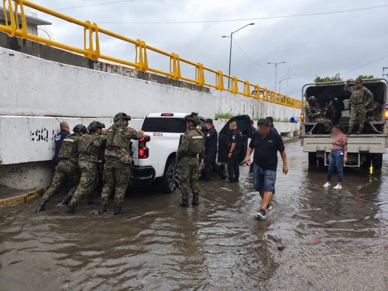 Se activa el Plan Marina en su Fase de Auxilio en el estado de Guerrero, ante la presencia del huracán “Simon“ Ciudad de México. – La Secretaría de Marina, a través de la Armada de México, informa que se activó el Plan Marina en su Fase de Auxilio en el estado de Guerrero ante la presencia del huracán “Simón” categoría uno, con el fin de auxiliar a la población civil que lo requiera; asimismo se mantiene activo el Plan Marina en su Fase de Prevención en los estados de Nayarit, Jalisco, Colima y Michoacán. Citado fenómeno meteorológico se localiza a aproximadamente 190 millas náuticas (352 kilómetros) al sur de Manzanillo, Colima y a 280 millas náuticas (518 kilómetros) al sur-sureste de Cabo Corrientes, Jalisco, ocasionando viento fuerte y oleaje elevado en las costas del Pacífico. De acuerdo con los análisis y pronósticos recientes, mantienen una trayectoria al noreste, desplazándose a costas de la región centro-occidental, por lo cual se prevé que en las próximas seis a 12 horas se intensifique a huracán categoría tres. En este contexto, la Octava Región Naval, en Acapulco, Guerrero, desplegó personal naval de la Brigada de Respuesta a Emergencias (BRE), a las zonas afectadas por las fuertes lluvias; asimismo, personal de Infantería de Marina realiza recorridos de patrulla y vigilancia para proporcionar seguridad y brindar apoyo a la población. De igual manera, los Mandos Navales en los estados de Nayarit, Jalisco, Colima y Michoacán se mantienen en Fase de Prevención, con monitoreo permanente de las condiciones meteorológicas, a fin de implementar oportunamente las acciones preventivas correspondientes. A través del Sector Naval de Boca de Chila, en Nayarit, se intensifican las acciones de prevención, en coordinación con las autoridades de la Comisión Nacional del Agua (Conagua) y de Protección Civil de los tres órdenes de gobierno, manteniendo activo el Plan Marina en su Fase de Prevención mediante el despliegue de personal, vehículos, equipo y recursos necesarios para brindar apoyo a la población, para atender de manera oportuna cualquier situación de emergencia que pudiera presentarse. En la Décima Segunda Zona Naval, con sede en Puerto Vallarta, Jalisco, se convocó a reuniones del comité municipal de Protección Civil con capitanías de puerto regional de Puerto Vallarta, Jalisco, Nuevo Vallarta y la Cruz de Huanacaxtle, Nayarit, así como autoridades municipales de los tres órdenes de gobierno, con el fin de tomar acciones preventivas ante la situación meteorológica. Por su parte, la Sexta Región Naval con sede en Manzanillo, Colima, llevó a cabo una reunión con el Comité técnico en seguimiento a las acciones por “Simón”, integrado por representantes de las autoridades que comprenden los tres órdenes de gobierno y personal de la Sexta Región Naval, Fuerza Naval del Pacífico, Décima Cuarta Zona Naval, Administración del Sistema Portuario (ASIPONA) de Manzanillo y Capitanía de Puerto Regional en Manzanillo. De igual forma se alertó la Brigada de Reacción ante Emergencias (BRE), para lo cual se cuenta, en el estado de Colima, con 3 mil 400 elementos para brindar auxilio a la población; 74 vehículos, incluyendo dos cocinetas, una planta potabilizadora y una pipa; así como embarcaciones y equipo especializado; los cuales estarán desplegados en los puntos de afectaciones determinados por Protección Civil. La Décima Sexta Zona Naval, en Lázaro Cárdenas, Michoacán, llevó a cabo la Segunda Sesión Ordinaria del Comité Municipal de Protección Civil de Lázaro Cárdenas, con la participación de autoridades de los tres órdenes de gobierno y organismos involucrados en la atención de emergencias, en la cual se determinó la implementación del Puesto de Comando de Incidentes prevalecientes; con el fin garantizar una pronta respuesta interinstitucional ante posibles afectaciones, mantiene en estado de alistamiento a personal perteneciente a la Brigada de Respuesta a Emergencias (BRE), así como vehículos, unidades de superficie, equipo especializado y herramientas, para ser desplegados de manera inmediata en apoyo a la población civil, en caso de ser necesario. De igual manera, la Secretaría de Marina, como Autoridad Marítima Nacional, comunica el cierre a la navegación a embarcaciones menores en los puertos de: Jalisco, Colima, Michoacán y Guerrero; asimismo, a embarcaciones mayores en el estado de Michoacán Se le recomienda a la ciudadanía mantenerse informada sobre la evolución de las condiciones meteorológicas a través de los avisos y boletines emitidos por las autoridades competentes, así como atender oportunamente las recomendaciones y medidas preventivas que determinen las instancias de los tres órdenes de gobierno. Para atención de emergencias en la mar, la Secretaría de Marina pone a disposición de la población el número telefónico 800 627 4621 (800 MARINA1). Con estas acciones, la Secretaría de Marina, a través de la Armada de México, reafirma su compromiso de proteger a la población mexicana y brindar apoyo oportuno y eficaz ante situaciones de emergencia derivadas de fenómenos hidrometeorológicos.