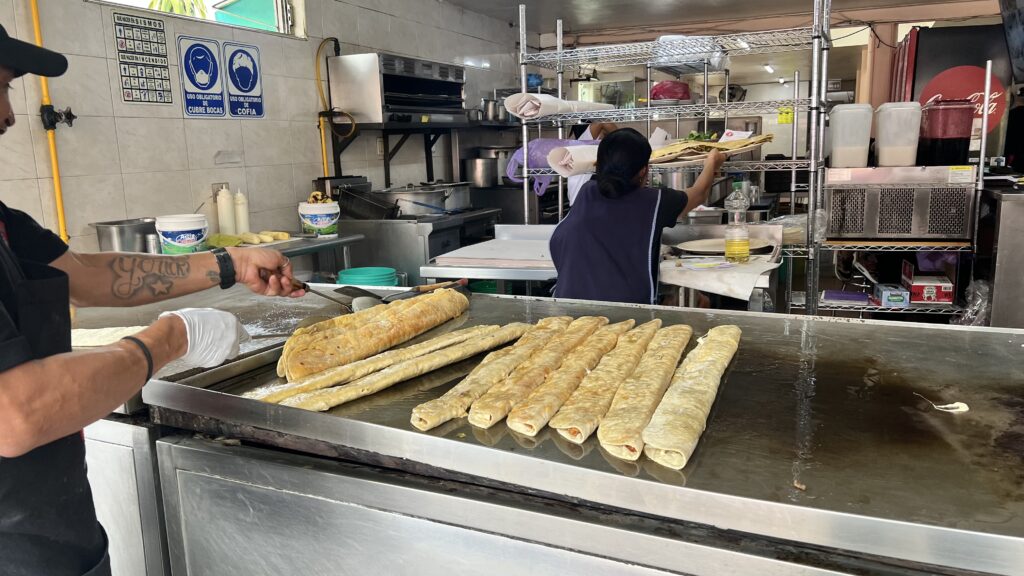 Los Machetes de Amparito: cuando la comida en la Guerrero se vuelve un reto