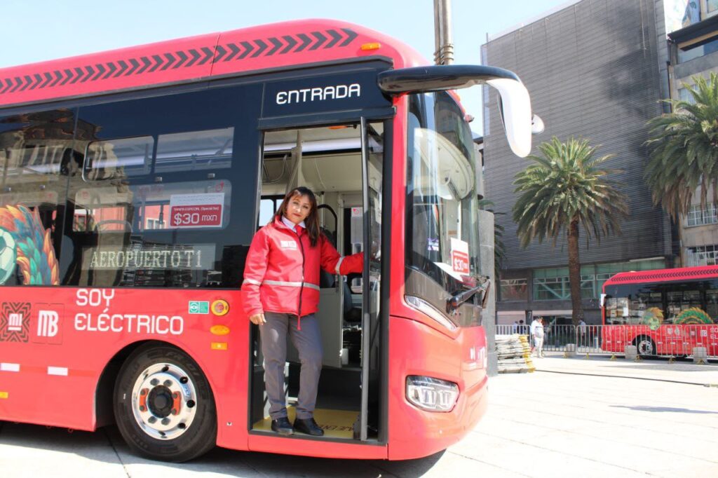 Anuncia Metrobús primera ruta conducida solo por mujeres